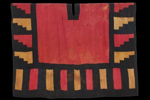 Unku con diseños escalonados y lineales de Nasca Huari style